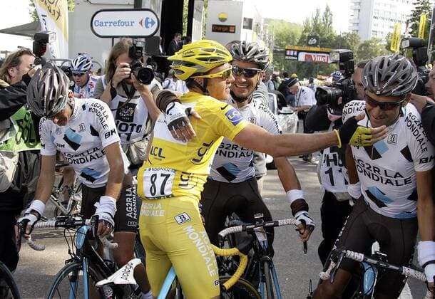 Rinaldo Nocentini (Italien Ag2r, Mitte) bedankt sich bei seinen Teamkollegen Radsport Herren Tour de France 2009, Straßenradsport, Straße, Rad Gruppe 14. Etappe: Colmar - Besancon