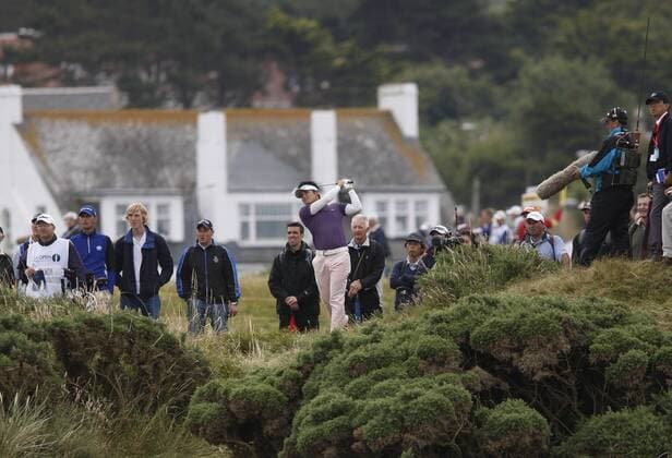 Ryuji Imada (Japan) schlägt aus dem Rough -  (LON2009071803) Golf Herren The British Open Championships 2009, European PGA Tour Totale Turnberry, Ayrshire Dynamik,