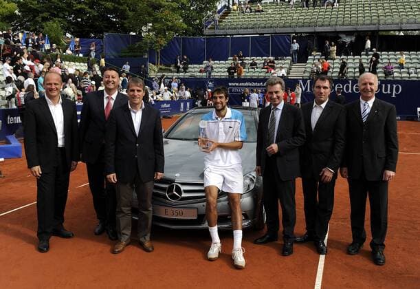 Jeremy Chardy (Frankreich) gewinnt den Mercedes Cup 2009 und erhält neben dem Siegerpokal noch einen Mercedes Benz E350, Günther Oettinger (Deutschland CDU, 3.v.re.), Ministerpräsident von Baden Württemberg, freut sich mit Tennis Herren Mercedes Cup 2009, ATP Tour, Finale, Gruppe Weißenhof Stuttgart