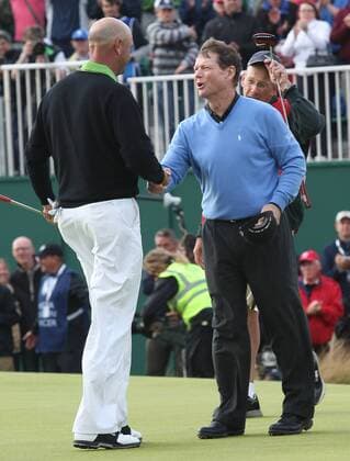 Tom Watson (re.) gratuliert Stewart Cink (beide USA) zum Sieg der British Open 2009 -  (LON2009071917) Golf Herren The British Open Championship 2009, PGA European Tour Gruppe Turnberry, Ayrshire