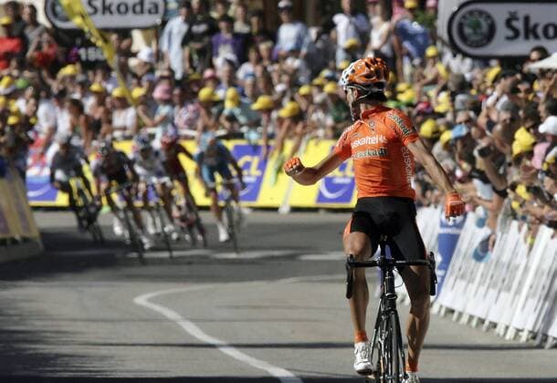 Mikel Astarloza (Spanien Euskaltel Euskadi) gewinnt die 16. Etappe der Tour de France 2009 vor den herannahenden Verfolgern Radsport Herren Tour de France 2009, Straßenradsport, Straße, Rad Einzelbild 16. Etappe: Martigny - Bourg Saint Maurice