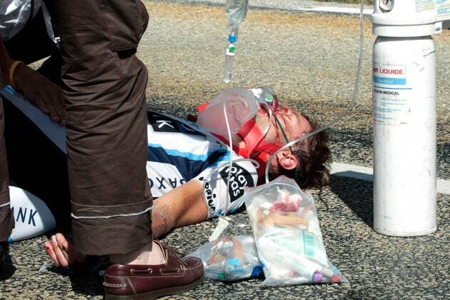 RAD - Tour de France 2009, 16. Etappe, Martigny - Bourg Saint Maurice.. Bild zeigt Jens Voigt (GER Saxo Bank). Keywords: Verletzung, Blut.  o0 Einzelbild Sturz Atemmaske, Sauerstoffmaske, Sauerstoff Maske