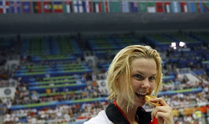 Olympia, Historie, Rückblick auf die Sommerspiele 2008 in Peking Britta Steffen of Germany displays the gold medal during the awarding ceremony of women s 50m freestyle at the Beijing 2008 Olympic Games. Britta Steffen won the gold medal.  o0 Porträt, Sieg, Sieger, Olympiasieg, Jubel, Freude, Freistil