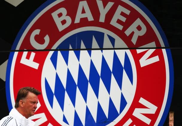 Trainer Louis van Gaal (Bayern) vor dem Vereinslogo Fußball 1. BL Herren Saison 2009 2010, Trainingslager, Training, FC Bayern München Einzelbild Donaueschingen