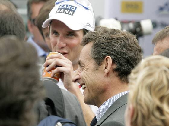 Präsident Nicolas Sarkozy (Frankreich, vorn) und Etappensieger Fränk Schleck (Luxemburg Saxo Bank) nach der 17. Etappe der Tour de France 2009 Radsport Herren Tour de France 2009, Straßenradsport, Straße, Rad Gruppe 17. Etappe: Bourg Saint Maurice - Le Grand Bornand Freude,