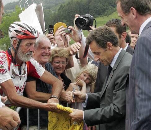 Präsident Nicolas Sarkozy (Frankreich, re.) erfüllt Autogrammwünsche am Rande der Tour de France 2009 Radsport Herren Tour de France 2009, Straßenradsport, Straße, Rad Gruppe 17. Etappe: Bourg Saint Maurice - Le Grand Bornand