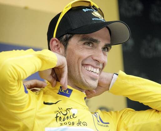 Alberto Contador (Spanien Astana) im gelben Trikot des Gesamtführenden Radsport Herren Tour de France 2009, Straßenradsport, Straße, Rad Einzelbild 17. Etappe: Bourg Saint Maurice - Le Grand Bornand Begeisterung, Freude,