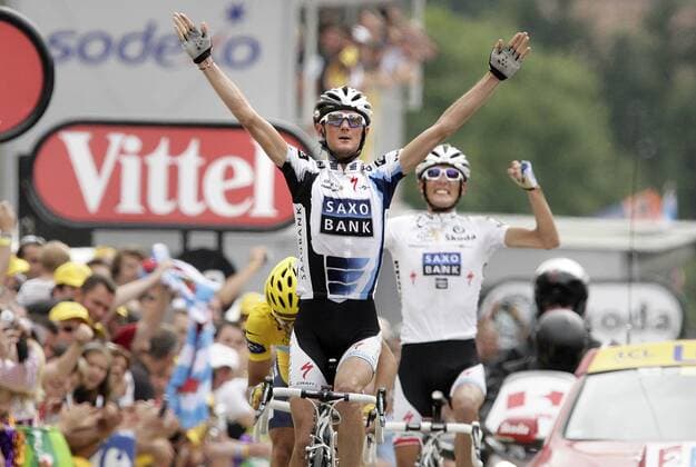 Fränk Schleck (vorn) feiert mit Bruder Andy Schleck (beide Luxemburg Saxo Bank) seinen Etappensieg bei der Tour de France 2009 Radsport Herren Tour de France 2009, Straßenradsport, Straße, Rad Gruppe 17. Etappe: Bourg Saint Maurice - Le Grand Bornand Begeisterung, Freude,