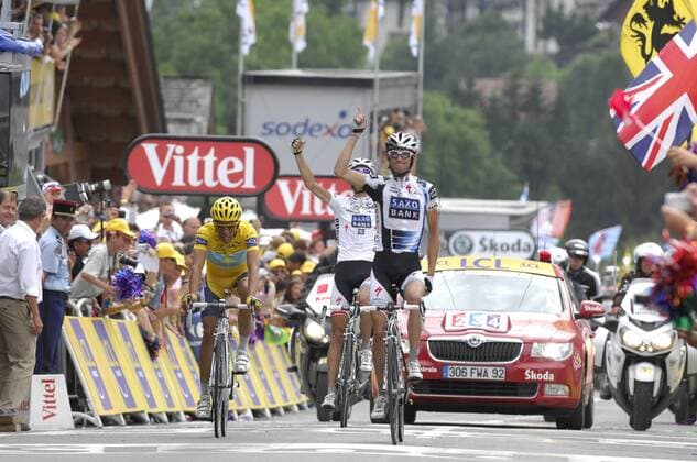 Fränk Schleck (re.) gewinnt vor seinem Bruder Andy Schleck (beide Luxemburg Saxo Bank) und Alberto Contador (Spanien Astana) die 17. Etappe der Tour de France -  Radsport Herren Tour de France 2009, Straßenradsport, Straße, Rad Gruppe 17. Etappe: Bourg Saint Maurice - Le Grand Bornand Freude,