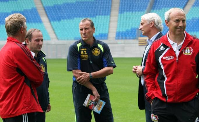 Fußball, Trainerhistorie 1. FC Lok Leipzig von 1896 bis heute Trainer Jörg Seydler (2.v.li.) und Co Trainer Uwe Trommer (beide Lok Leipzig, Mitte) im Gespräch mit Sportdirektor Rudi Völler (Leverkusen) Fußball Herren Saison 2009 2010, Test, Testspiel, 1. FC Lok Leipzig - Bayer 04 Leverkusen 0:5 Gruppe Leipzig