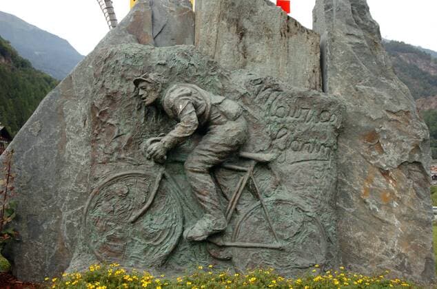 Ehrentafel für die Radsportlegende Maurice Garin (Frankreich), der 1903 die erste Tour de France gewann -  Radsport Herren Tour de France 2009, Straßenradsport, Straße, Rad Einzelbild 16. Etappe: Martigny - Bourg Saint Maurice