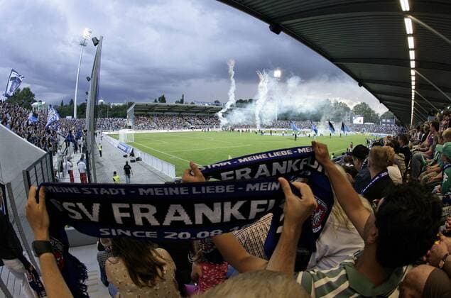 Fußball, Stadiongeschichte FSV Frankfurt Feuerwerk während der Neueröffnung des Volksbank Stadions des FSV Frankfurt Fußball 2. BL Herren Saison 2009 2010, Test, Testspiel, Neueröffnung, Eröffnung, Stadioneröffnung Totale Frankfurt M.