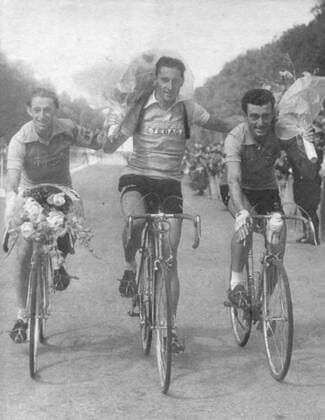 Ferdy Kübler (Schweiz, Mitte) - Gesamtsieger der Tour de France 1950 mit Constant Ockers (Belgien, li.) und Louison Bobet (Frankreich) - Radsport Herren Tour de France 1950, Straßenradsport, Straße, Rad, Repro, Geschichte, Historie, Radsportgeschichte, Gruppe Paris
