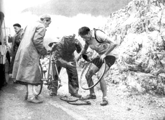 Ferdy Kübler (Schweiz, re.) repariert einen Reifenschaden -  Radsport Herren Tour de France 1950, Straßenradsport, Straße, Rad, Repro, Geschichte, Historie, Radsportgeschichte, Gruppe Aufnahmedatum geschätzt