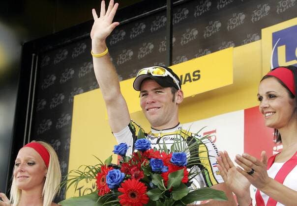 Etappensieger Mark Cavendish (Großbritannien Columbia High Road) bei der Siegerehrung der 19. Etappe Bourgoin-Jallieu - Aubenas der Tour de France 2009 Radsport Herren Tour de France 2009, Rad, Straße, Straßenradsport Gruppe 19. Etappe Bourgoin-Jallieu - Aubenas Freude,