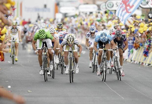 Mark Cavendish (Großbritannien Columbia High Road, Mitte) gewinnt die 19. Etappe Bourgoin-Jallieu - Aubenas der Tour de France 2009 vor Thor Hushovd (Norwegen Cervelo, li.) und Gerald Ciolek (Deutschland Milram, re.) Radsport Herren Tour de France 2009, Rad, Straße, Straßenradsport Totale 19. Etappe Bourgoin-Jallieu - Aubenas