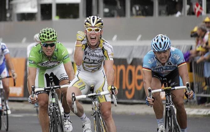 Mark Cavendish (Großbritannien Columbia High Road, Mitte) gewinnt die 19. Etappe Bourgoin-Jallieu - Aubenas der Tour de France 2009 vor Thor Hushovd (Norwegen Cervelo, li.) und Gerald Ciolek (Deutschland Milram, re.) Radsport Herren Tour de France 2009, Rad, Straße, Straßenradsport Gruppe 19. Etappe Bourgoin-Jallieu - Aubenas Freude,