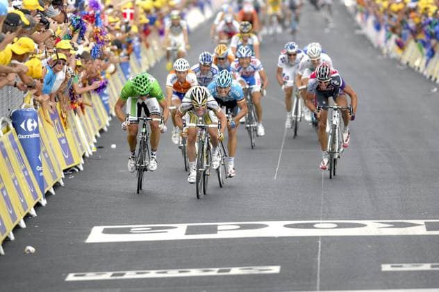 Radsport, Tour de France, Mark Cavendish - alle seine 35. Tour-Etappensiege Mark Cavendish (Großbritannien Columbia High Road, Mitte) gewinnt die 19. Etappe der Tour de France 2009 -  Radsport Herren Tour de France 2009, Straßenradsport, Straße, Rad, Totale 19. Etappe: Bourgoin Jallieu - Aubenas Dynamik,