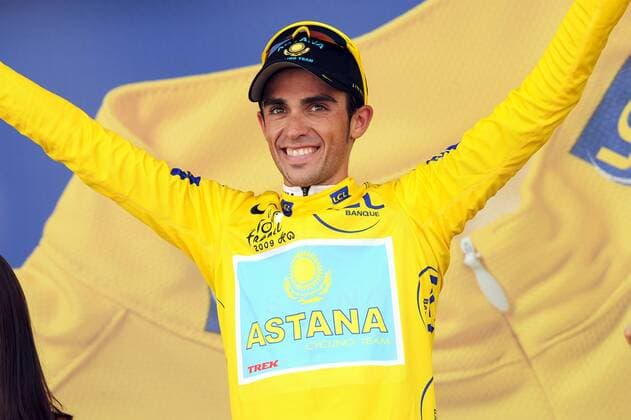 Alberto Contador (Spanien Astana) im gelben Trikot bei der Siegerehrung zur 19. Etappe der Tour de France 2009 -  Radsport Herren Tour de France 2009, Straßenradsport, Straße, Rad, Einzelbild 19. Etappe: Bourgoin Jallieu - Aubenas Freude,