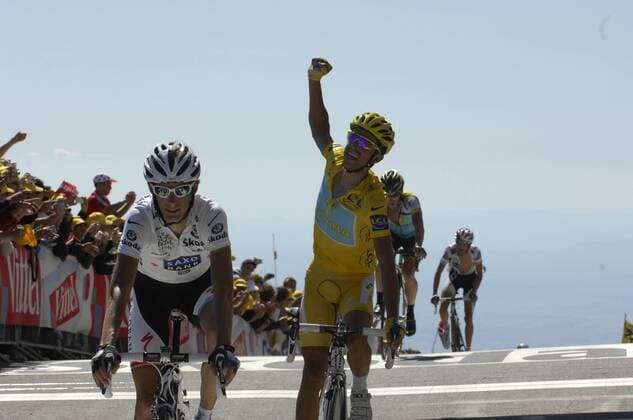 Andy Schleck (Luxemburg Saxo Bank, li.) im Ziel vor dem jubelnden Alberto Contador (Spanien Astana) -  Radsport Herren Tour de France 2009, Straßenradsport, Straße, Rad Gruppe 20. Etappe: Montelimar - Mont Ventoux Freude,