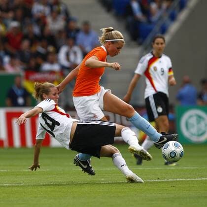 Anouk Hoogendijk (Niederlande, re.) gegen Simone Laudehr (Deutschland) Fußball Länderspiel Damen Freundschaftsspiel 2009, Test, Testspiel, Nationalmannschaft, Nationaltrikot, Frauen, Frauenfußball Gruppe Sinsheim Dynamik, Kampf,