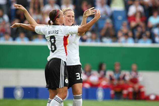 Inka Grings (li.) und Kim Kulig (beide Deutschland) - Torjubel Fußball Länderspiel Damen Freundschaftsspiel 2009, Test, Testspiel, Nationalmannschaft, Nationaltrikot, Frauen Frauenfußball Gruppe Sinsheim Freude,