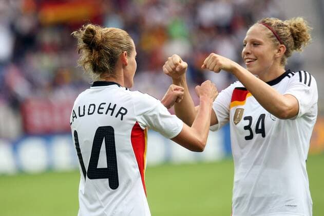 Simone Laudehr (li.) und Kim Kulig (beide Deutschland) - Torjubel Fußball Länderspiel Damen Freundschaftsspiel 2009, Test, Testspiel, Nationalmannschaft, Nationaltrikot, Frauen, Frauenfußball Gruppe Sinsheim Freude,