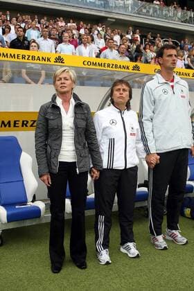 Bundestrainerin Silvia Neid (li.), Co Trainerin Ulrike Ballweg und Torwarttrainer Michael Fuchs (alle Deutschland) - Nationalhymne Fußball Länderspiel Damen Freundschaftsspiel 2009, Test, Testspiel, Nationalmannschaft, Frauen, Frauenfußball Gruppe Sinsheim