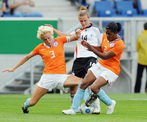 Simone Laudehr (Deutschland, Mitte) gegen Daphne Koster (li.) und Dyanne Bito (beide Niederlande) -  Fußball Länderspiel Damen Freundschaftsspiel 2009, Test, Testspiel, Nationalteam, Nationaltrikot, Frauen, Frauenfußball, Vdig Gruppe Sinsheim Dynamik,