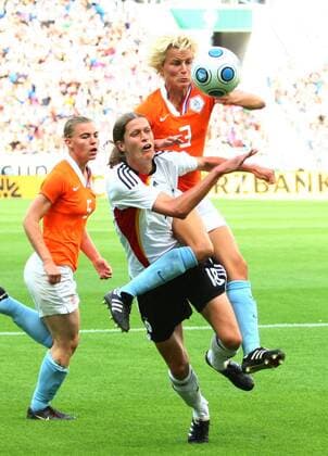 Kerstin Garefrekes (Deutschland, Mitte) gegen Daphne Koster (Niederlande, re.) Fußball Länderspiel Damen Freundschaftsspiel 2009, Test, Testspiel, Nationalmannschaft, Nationaltrikot, Frauen, Frauenfußball Gruppe Sinsheim Dynamik, Kampf,