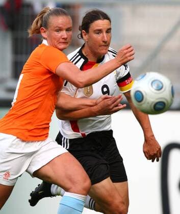 Birgit Prinz (Deutschland, re.) gegen Manoe Meulen (Niederlande) Fußball Länderspiel Damen Freundschaftsspiel 2009, Test, Testspiel, Nationalmannschaft, Nationaltrikot, Frauen, Frauenfußball Gruppe Sinsheim Dynamik,
