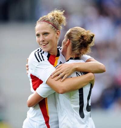 Kim Kulig (li.) und Simone Laudehr (beide Deutschland) - Torjubel -  Fußball Länderspiel Damen Freundschaftsspiel 2009, Test, Testspiel, Nationalteam, Nationaltrikot, Gruppe Sinsheim Freude,