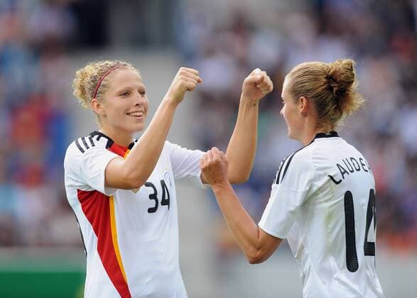 Kim Kulig (li.) und Simone Laudehr (beide Deutschland) - Torjubel -  Fußball Länderspiel Damen Freundschaftsspiel 2009, Test, Testspiel, Nationalteam, Nationaltrikot, Gruppe Frauen, Frauenfußball, Sinsheim Freude,