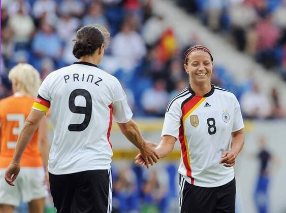 Inka Grings (re.) und Birgit Prinz (beide Deutschland) - Torjubel -  Fußball Länderspiel Damen Freundschaftsspiel 2009, Test, Testspiel, Nationalteam, Nationaltrikot, Gruppe Frauen, Frauenfußball, Sinsheim Freude,