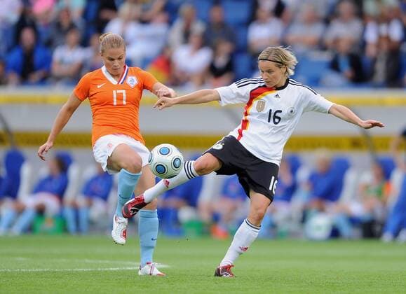 Martina Müller (Deutschland, re.) gegen Sherida Spitse (Niederlande) -  Fußball Länderspiel Damen Freundschaftsspiel 2009, Test, Testspiel, Nationalteam, Nationaltrikot Deutschland - Niederlande 6:0 Gruppe Frauen, Frauenfußball, Sinsheim Dynamik, Kampf,