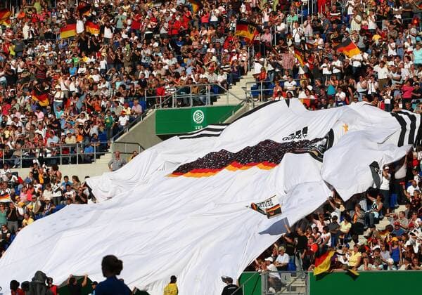 Riesiges Nationaltrikot im deutschen Fanblock während eines Freundschaftsspiels Fußball Länderspiel Damen Freundschaftsspiel 2009, Test, Testspiel, Frauen, Frauenfußball, Nationalmannschaft, Nationaltrikot, Totale Sinsheim