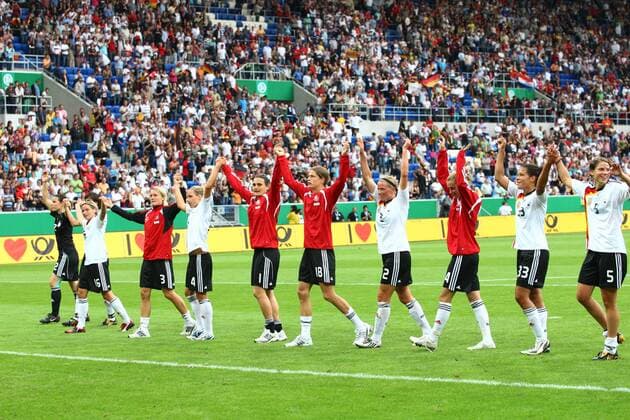 Schlussjubel Deutschland, v.re.: Annike Krahn, Celia Okoyino da Mbabi, Simone Laudehr, Kerstin Stegemann, Kerstin Garefrekes, Torfrau Nadine Angerer, Babett Peter, Saskia Bartusiak, Martina Müller und Torfrau Ursula Holl Fußball Länderspiel Damen Freundschaftsspiel 2009, Test, Testspiel, Frauen, Frauenfußball, Nationalmannschaft, Nationaltrikot, Totale Sinsheim Freude,