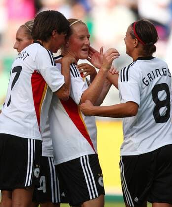 Melanie Behringer (Mitte), Ariane Hingst (li.) und Inka Grings (alle Deutschland) - Torjubel Fußball Länderspiel Damen Freundschaftsspiel 2009, Test, Testspiel, Frauen, Frauenfußball, Nationalmannschaft, Nationaltrikot Gruppe Sinsheim Freude,