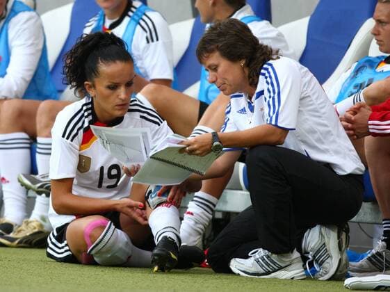 Co Trainerin Ulrike Ballweg instruiert Fatmire Bajramaj (beide Deutschland) Fußball Länderspiel Damen Freundschaftsspiel 2009, Test, Testspiel, Nationalteam, Gruppe Frauen, Frauenfußball, Sinsheim