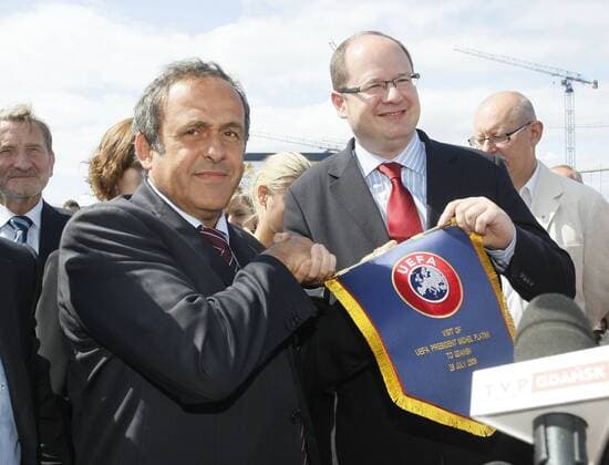 UEFA Präsident Michel Platini (Frankreich, li.) besichtigt die Baltic Arena in Danzig, Austragungsort der EM 2012 und überreicht Oberbürgermeister Pawel Adamowicz (Polen) einen Wimpel -  (SPT048) Fußball Herren Vorschau 2009, Euro 2012, Stadionbesichtigung, Stadionbegehung, Besichtigung, Begehung, Vdig Gruppe Danzig