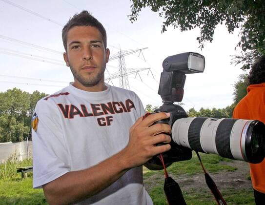 Jordi Alba Ramos (Valencia) mit Fotokamera -  - NOxONLINExUSE Fußball Herren Primera Division 2009 2010, 1.Liga, Valencia CF, Fotostory, Einzelbild