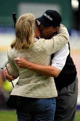 26 July 2009: Loren Roberts (USA) kisses his wife after winning the MasterCard Senior British Open in Sunningdale, England. Sieger Ehefrau Küssen Jubel Icon369090726673 o0 Frau Sieg, Sieger Familie privat Jubel freude Golf EDITORIAL USE ONLY