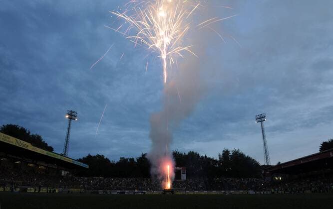 Fußball, Stadiongeschichte Alemannia Aachen Feuerwerk zum Abschied des alten Tivoli Stadions - ehemalige Heimspielstätte von Alemannia Aachen Fußball Herren Testspiel 2009 2010, Test, Alemannia Aachen Totale o0 Altes Tivoli Stadion Aachen