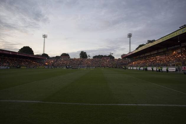 Fußball, Stadiongeschichte Alemannia Aachen Zuschauer nehmen mit zahlreichen Wunderkerzen Abschied vom Tivoli, das vorläufig zum letzten mal Heimspielstätte von Alemannia Aachen war Fußball Herren Testspiel 2009 2010, Test, Alemannia Aachen Totale Tivoli Aachen