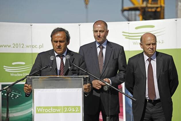 UEFA Präsident Michel Platini (Frankreich, li.), Bürgermeister Rafal Dudkiewicz (Mitte) und PZPN Präsident Grzegorz Lato (beide Polen) besichtigen die Baustelle in Wroclaw, Austragungsort der EM 2012 -  (EN00258589015) Fußball EM Herren Vorschau 2009, Euro 2012, Besichtigung, Begehung, Stadionbesichtigung, Stadionbegehung, Vdig Gruppe Wroclaw