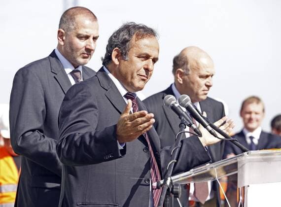 UEFA Präsident Michel Platini (Frankreich, Mitte), Bürgermeister Rafal Dudkiewicz (li.) und PZPN Präsident Grzegorz Lato (beide Polen) während der Inspektion in Wroclaw, Austragungsort der EM 2012 -  (EN00258589016) Fußball EM Herren Vorschau 2009, Euro 2012, Besichtigung, Begehung, Stadionbesichtigung, Stadionbegehung, Vdig Gruppe Wroclaw