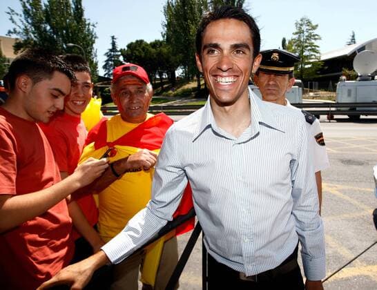 Alberto Contador (Spanien Astana, Mitte) lässt sich anlässlich des Gesamtsieges bei der Tour de France 2009 während seiner Ankunft auf dem Flughafen Madrid Barajas feiern -  - NOxONLINExUSE Radsport Herren Tour de France 2009, Straßenradsport, Straße, Rad, Vdig Gruppe Madrid Barajas Freude,
