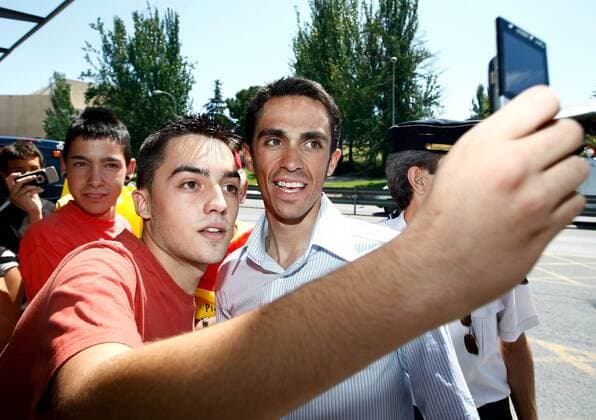Alberto Contador (Spanien Astana, Mitte) lässt sich anlässlich des Gesamtsieges bei der Tour de France 2009 während seiner Ankunft auf dem Flughafen Madrid Barajas feiern und posiert mit Fans -  - NOxONLINExUSE Radsport Herren Tour de France 2009, Straßenradsport, Straße, Rad, Vdig Gruppe Madrid Barajas Freude,