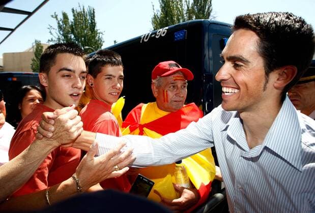 Alberto Contador (Spanien Astana, re.) lässt sich anlässlich des Gesamtsieges bei der Tour de France 2009 während seiner Ankunft auf dem Flughafen Madrid Barajas feiern -  - NOxONLINExUSE Radsport Herren Tour de France 2009, Straßenradsport, Straße, Rad, Vdig Gruppe Madrid Barajas Freude,