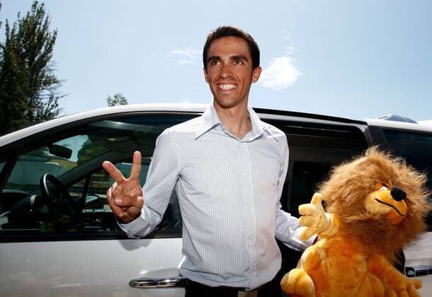 Alberto Contador (Spanien Astana) jubelt anlässlich des Gesamtsieges bei der Tour de France 2009 während seiner Ankunft auf dem Flughafen Madrid Barajas -  - NOxONLINExUSE Radsport Herren Tour de France 2009, Straßenradsport, Straße, Rad, Vdig Einzelbild Madrid Barajas Freude,